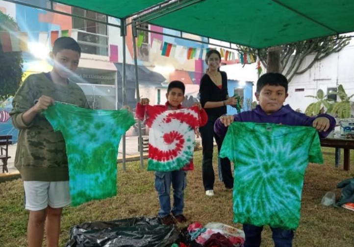 T-Shirts färben beim Dia de la Integracion 2024